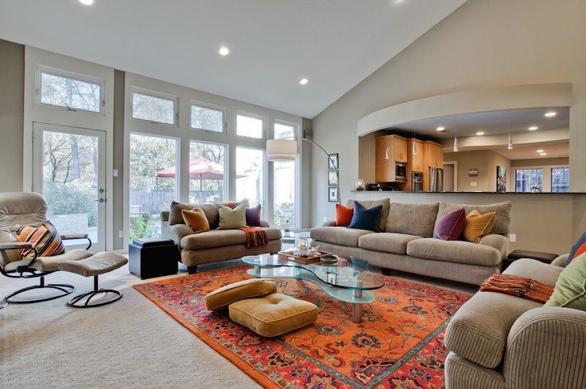 Прожектори на наклонения таван в хола Прожектори на наклонения таван в хола