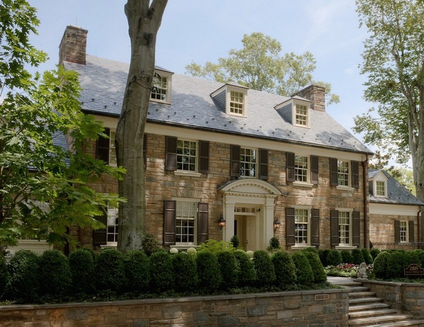 تبدو زخرفة الواجهة مع الطوب المفرط ، جنبًا إلى جنب مع المنطقة المجاورة رائعة