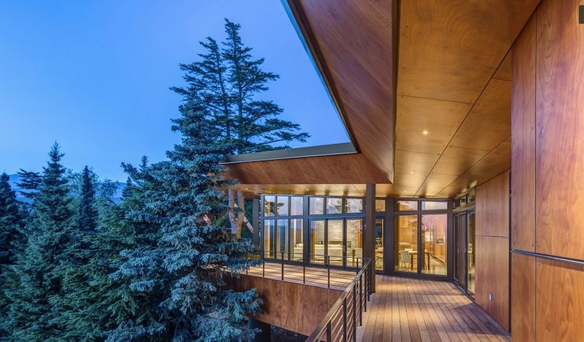 Fasadepaneler med imitasjon av tre passer landstedet organisk inn i skoglandskapet Fasadepaneler med imitasjon av tre passer landstedet organisk inn i skoglandskapet