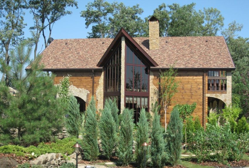 Ciekawa opcja łączenia dwóch odcieni miękkiej dachówki w jednym dachu Ciekawa opcja łączenia dwóch odcieni miękkiej dachówki w jednym dachu