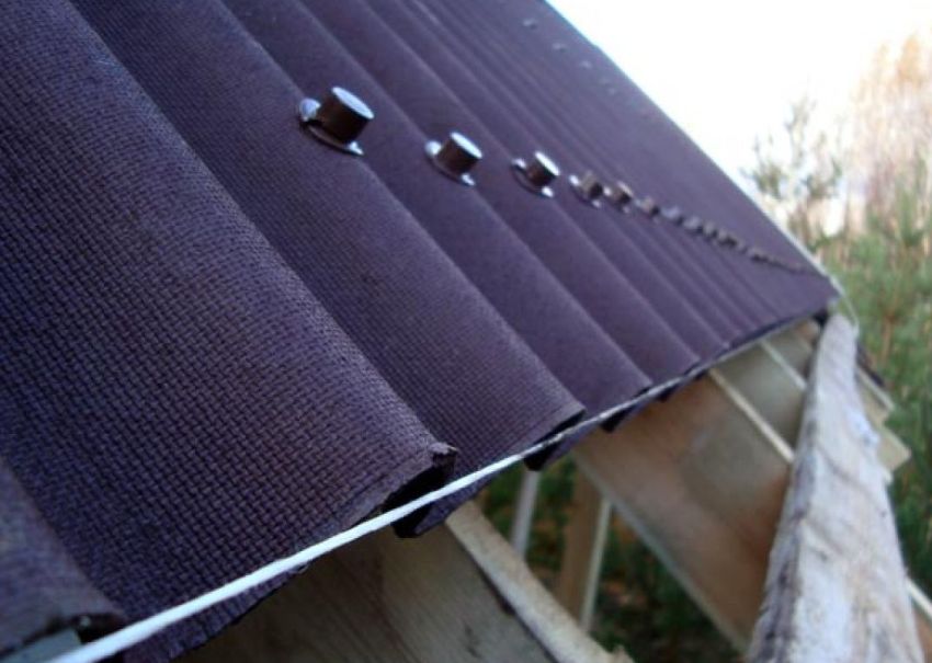 Trong số các ưu điểm của ondulin cần được nhấn mạnh là trọng lượng thấp và dễ lắp đặt. Trong số các ưu điểm của ondulin cần được nhấn mạnh là trọng lượng thấp và dễ lắp đặt.