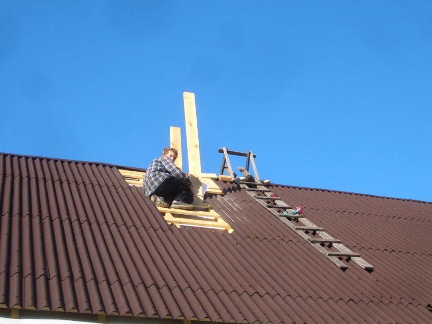 Tốt hơn là nên giao việc sắp xếp mái nhà làm bằng ondulin cho các chuyên gia Tốt hơn là nên giao việc sắp xếp mái nhà làm bằng ondulin cho các chuyên gia