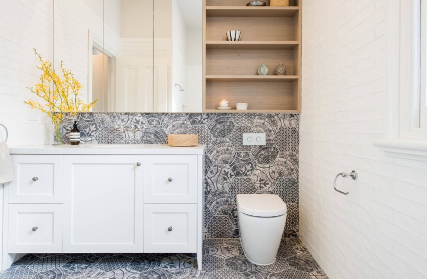 Når du bruker fliser med et gjentatt geometrisk mønster, må du nøye beregne mengden materiale som kreves før du kjøper for å unngå uattraktive utklipp nær veggen eller taket. Når du bruker fliser med et gjentatt geometrisk mønster, må du nøye beregne mengden materiale som kreves før du kjøper for å unngå uattraktive utklipp nær veggen eller taket.