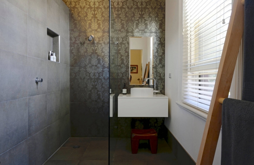 Når du bruker fliser med imitasjon av naturstein, er det viktig å tenke på fargevalg av dekor på forhånd, slik at rommet ser harmonisk ut. Når du bruker fliser med imitasjon av naturstein, er det viktig å tenke på fargevalg av dekor på forhånd, slik at rommet ser harmonisk ut.