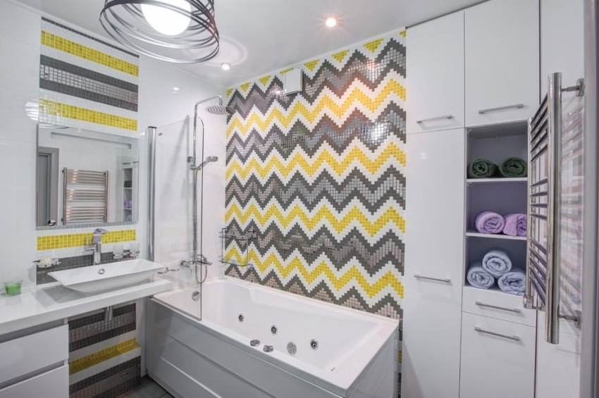 Bruk av klart definerte geometriske former laget av mosaikkfliser er ikke akseptabelt for å dekorere hele badet, men for å fremheve en av veggene eller fremheve buer, speil eller nisjer Bruk av klart definerte geometriske former laget av mosaikkfliser er ikke akseptabelt for å dekorere hele badet, men for å fremheve en av veggene eller fremheve buer, speil eller nisjer