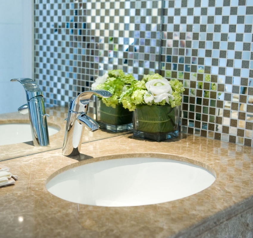 Speilfliser kan brukes delvis. som vil understreke hovedfargen på designet og utvide et lite rom Speilfliser kan brukes delvis. som vil understreke hovedfargen på designet og utvide et lite rom