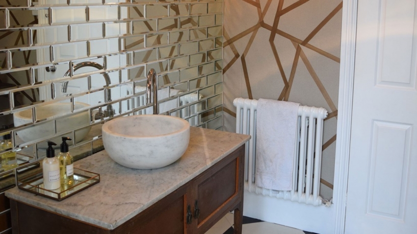 Under installasjonen av speilfliser må det utvises spesiell forsiktighet for ikke å skade materialets ganske skjøre overflate. Under installasjonen av speilfliser må det utvises spesiell forsiktighet for ikke å skade materialets ganske skjøre overflate.