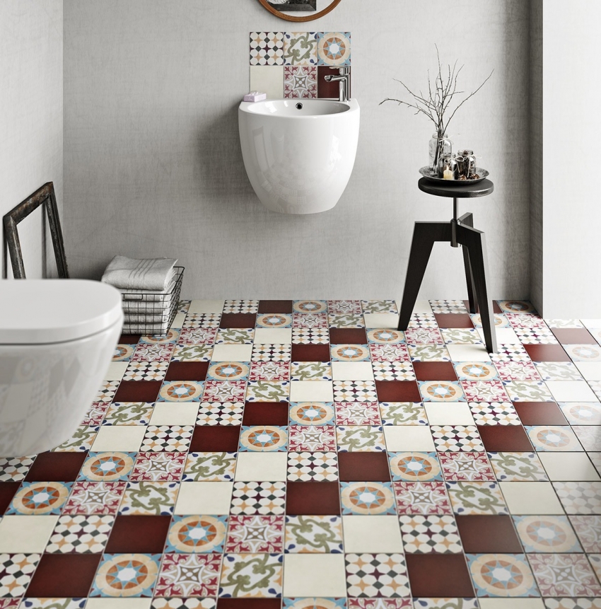 Det indre av badet, dekorert i lyse nyanser, kan fordeles med fliser i kontrastfarger Det indre av badet, dekorert i lyse nyanser, kan fordeles med fliser i kontrastfarger