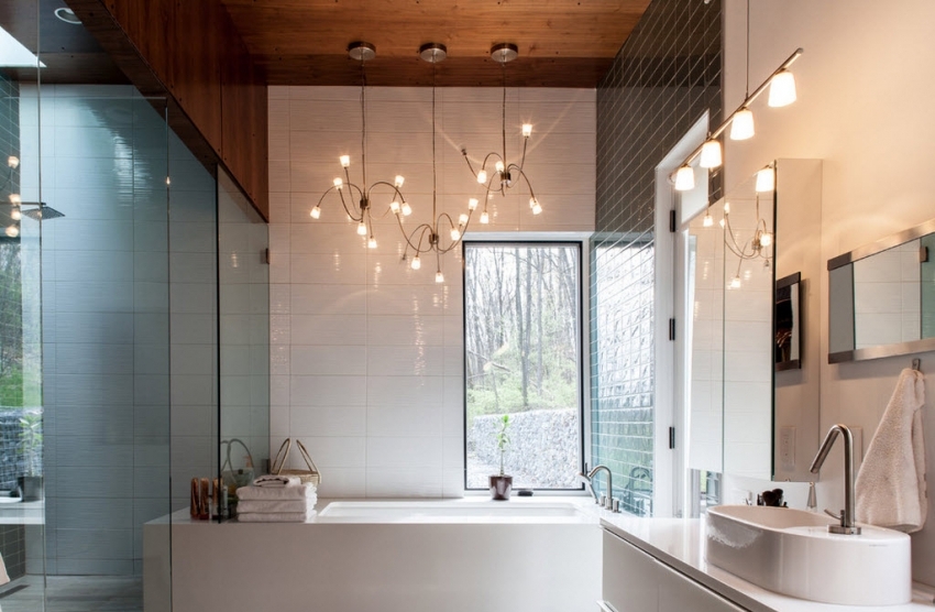 Det fine med blanke fliser i interiøret kan vektlegges ved hjelp av originale belysningsløsninger Det fine med blanke fliser i interiøret kan vektlegges ved hjelp av originale belysningsløsninger