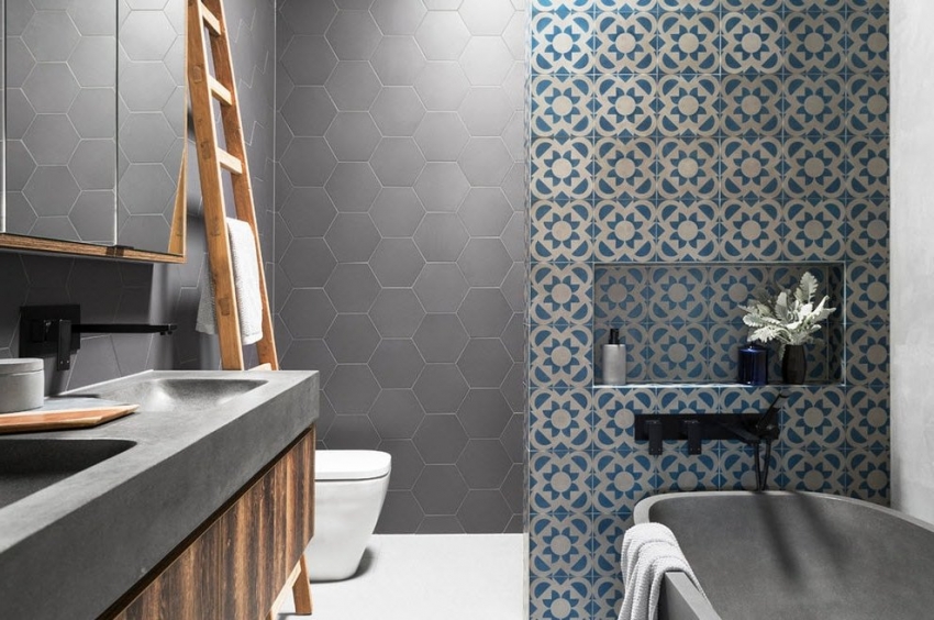 Ved å bruke grått til baderomsdekorasjon er det viktig å velge de riktige nyanser av møbler, inventar og sanitærutstyr Ved å bruke grått til baderomsdekorasjon er det viktig å velge de riktige nyanser av møbler, inventar og sanitærutstyr