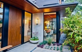 Foto pintu masuk ke rumah persendirian dari pelbagai bahan