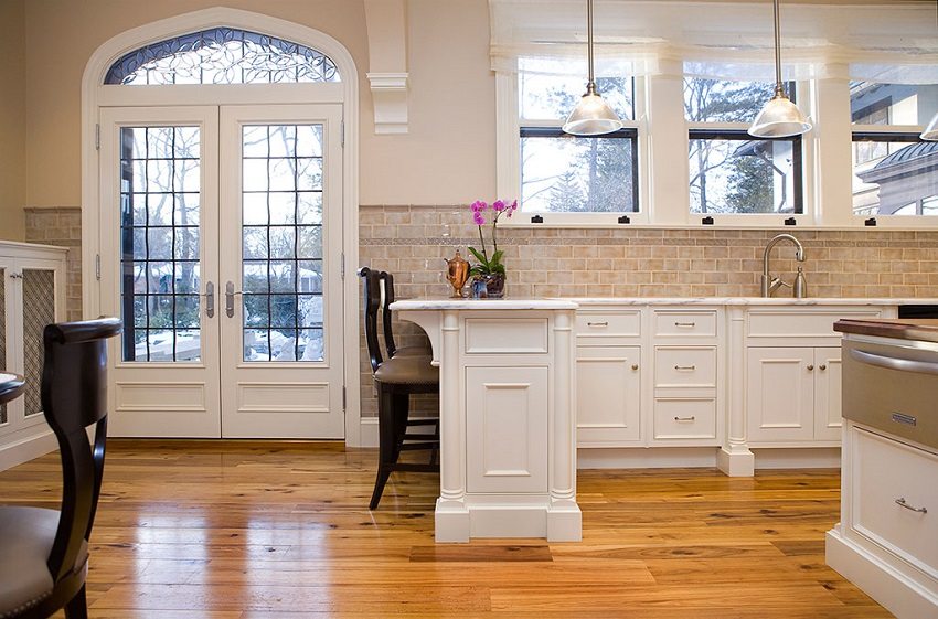 Sisipan kaca di pintu menambah cahaya dan memperluas ruang dalaman rumah Sisipan kaca di pintu menambah cahaya dan memperluas ruang dalaman rumah