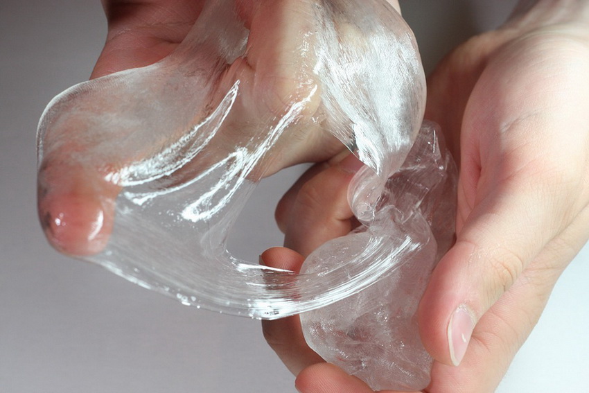 Ang baso ng likido ay mahusay para sa mga pader na hindi tinatablan ng tubig na natapos na sa plaster Ang baso ng likido ay mahusay para sa mga pader na hindi tinatablan ng tubig na natapos na sa plaster