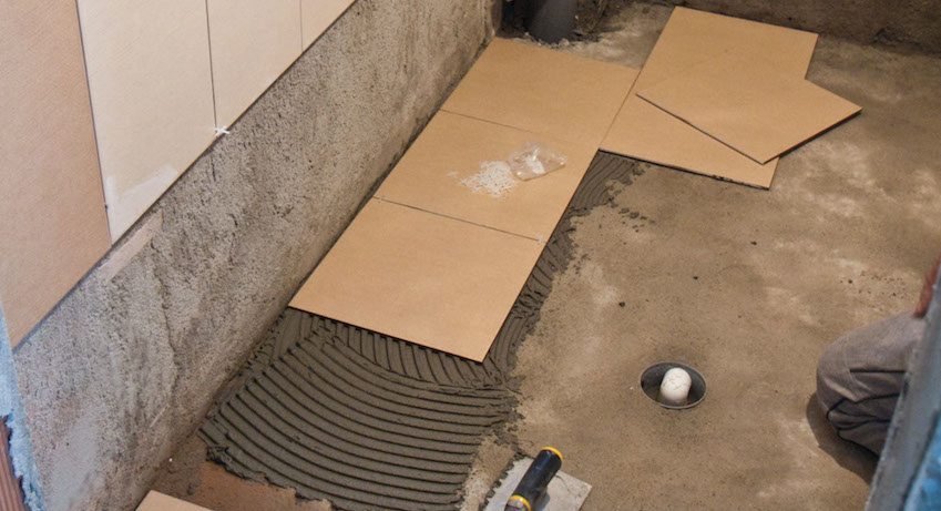 Vedeneristyksen päälle tehdään tasoitus ja vasta sitten laatat asetetaan Vedeneristyksen päälle tehdään tasoitus ja vasta sitten laatat asetetaan