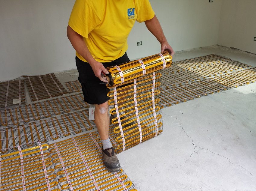 Det er meget let at installere varmemåtter til elektrisk gulvvarme Det er meget let at installere varmemåtter til elektrisk gulvvarme