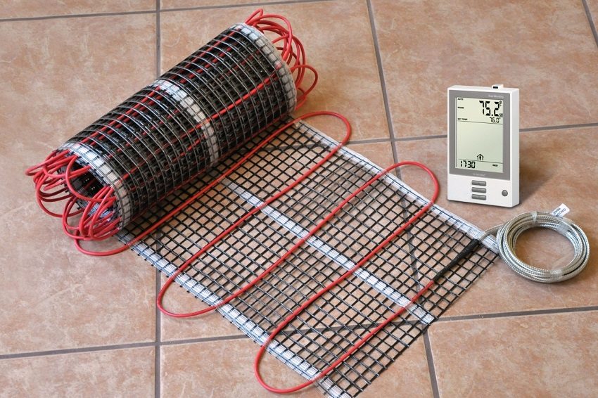 Elektrisk gulvvarme er udstyret med temperaturfølere til automatisk opvarmningstemperaturregulering Elektrisk gulvvarme er udstyret med temperaturfølere til automatisk opvarmningstemperaturregulering