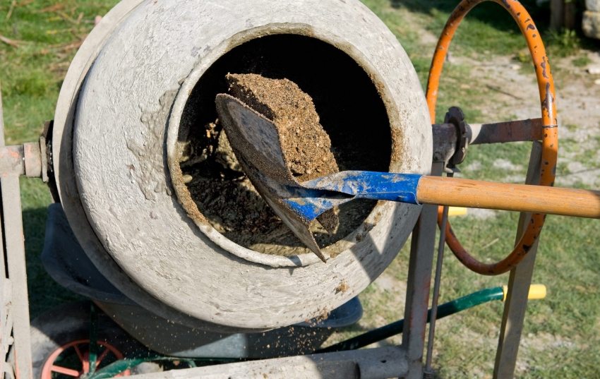 Bước 5: Chuẩn bị vữa móng dải bằng máy trộn bê tông Bước 5: Chuẩn bị vữa móng dải bằng máy trộn bê tông