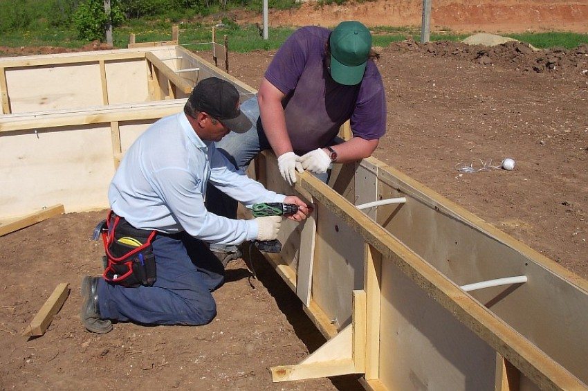 Bước 3: Sau khi đào xong rãnh bắt đầu đóng ván khuôn Bước 3: Sau khi đào xong rãnh bắt đầu đóng ván khuôn