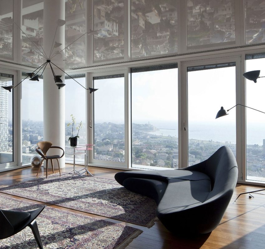 Лъскавият опънат таван прекрасно отразява гледката от прозореца Лъскавият опънат таван прекрасно отразява гледката от прозореца