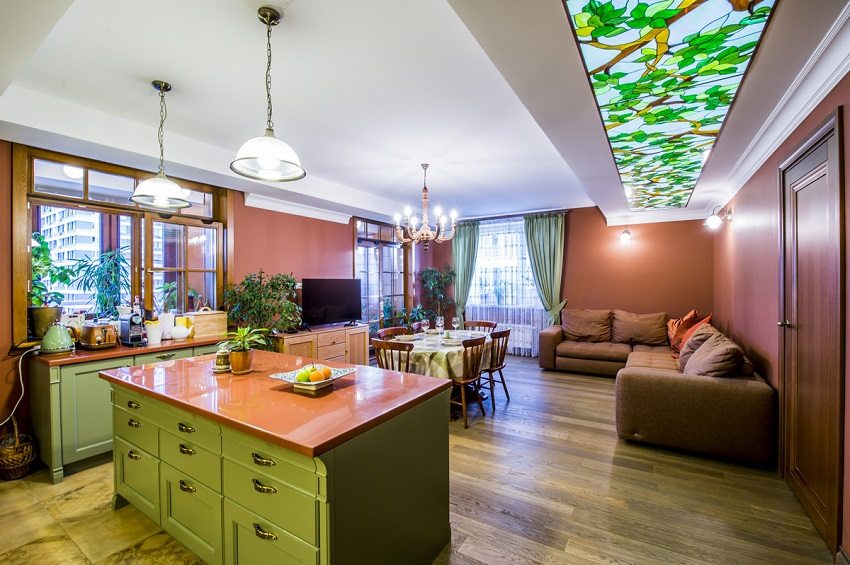 Фотопечатът често се използва при производството на опънати тавани в залата Фотопечатът често се използва при производството на опънати тавани в залата