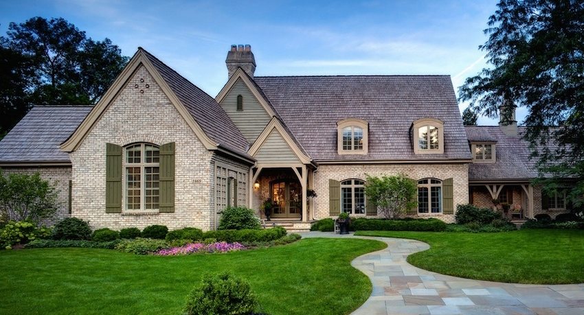 يعتبر الطوب الخزفي مثاليًا لإنهاء واجهة منزل ريفي عرض التشطيبات للطوب المواجه للواجهة