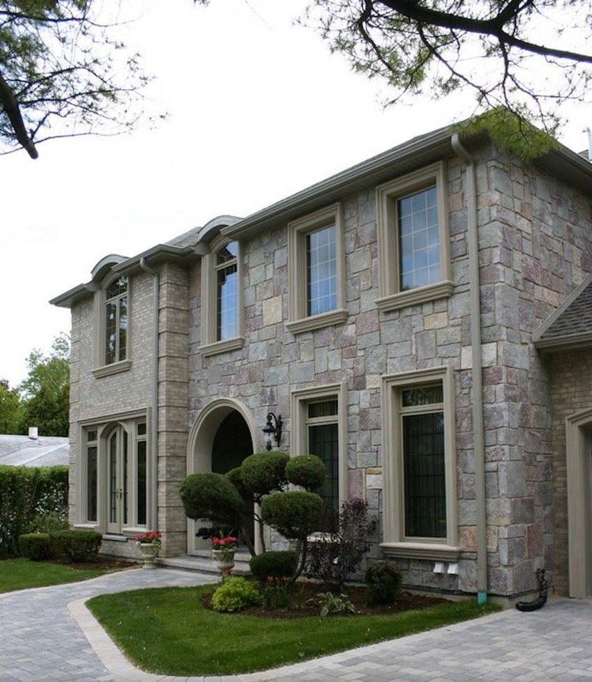 يضفي الانتهاء من الواجهة بالحجر على المبنى مظهرًا ضخمًا