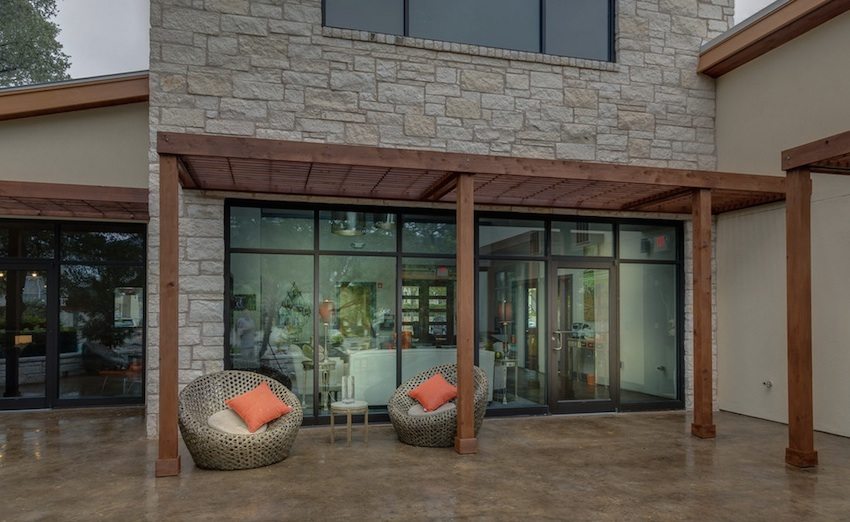 سيكون الجمع بين الحجر والخشب الطبيعي دائمًا في الموضة