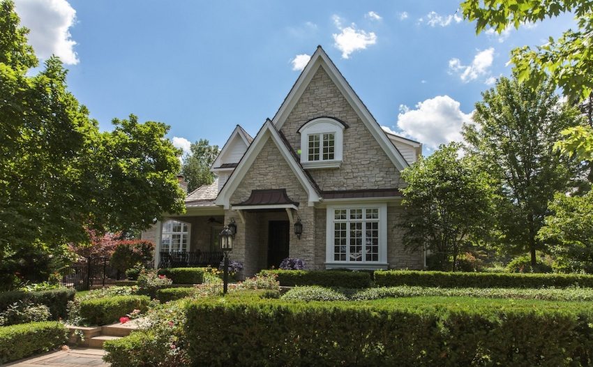 يبدو المنزل المغطى بالطوب تحت الحجر موثوقًا للغاية