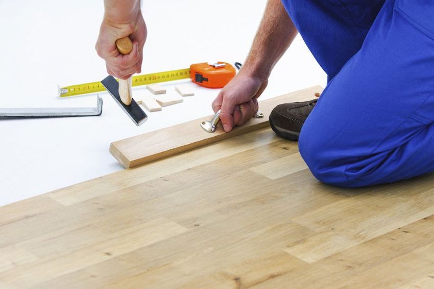 > Komprimering af laminatrækker med en stampeblok > Komprimering af laminatrækker med en stampeblok