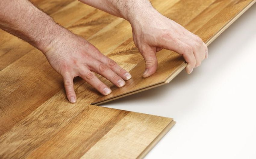 Med den flydende lægningsmetode er panelerne kun forbundet med hinanden uden fastgørelse til basen Med den flydende lægningsmetode er panelerne kun forbundet med hinanden uden fastgørelse til basen