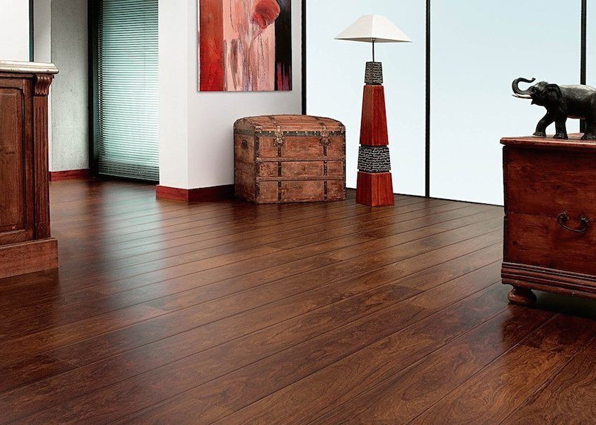 Laminat, lagt uden tærskler, øger visuelt området i rummet Laminat, lagt uden tærskler, øger visuelt området i rummet