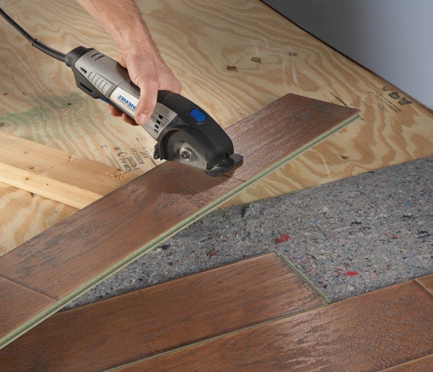 For at skære panelerne skal du bruge en stiksav, stiksav eller kværn For at skære panelerne skal du bruge en stiksav, stiksav eller kværn