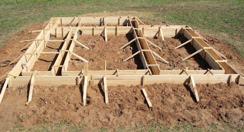 Bước 4: Làm ván khuôn cho móng dải bằng tay của chính bạn Bước 4: Làm ván khuôn cho móng dải bằng tay của chính bạn