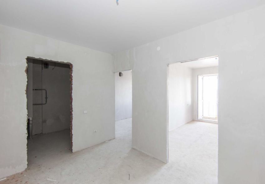 Keď sú omietnuté steny suché, môžete ich začať tmeliť Keď sú omietnuté steny suché, môžete ich začať tmeliť