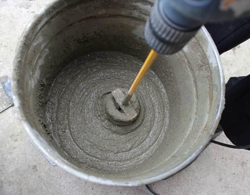Suchá omietková zmes sa pridá do vody a zmieša sa so stavebným mixérom Suchá omietková zmes sa pridá do vody a zmieša sa so stavebným mixérom