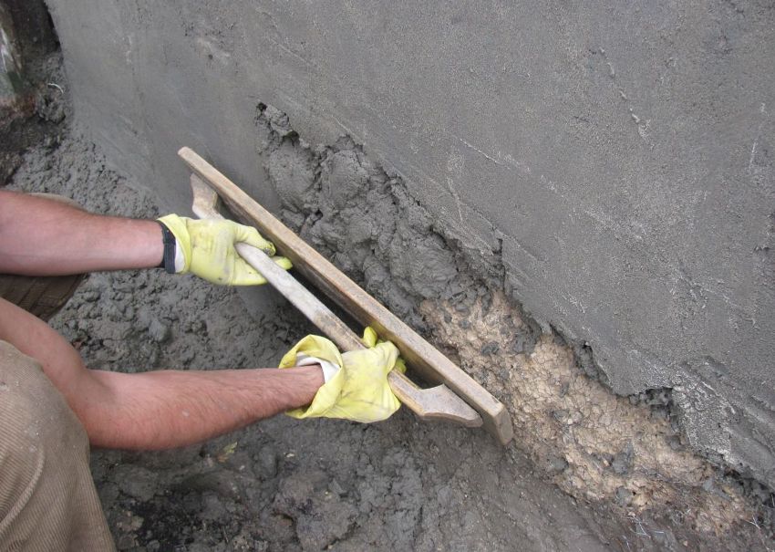 Aplikácia omietkovej cementovej zmesi na stenu Aplikácia omietkovej cementovej zmesi na stenu