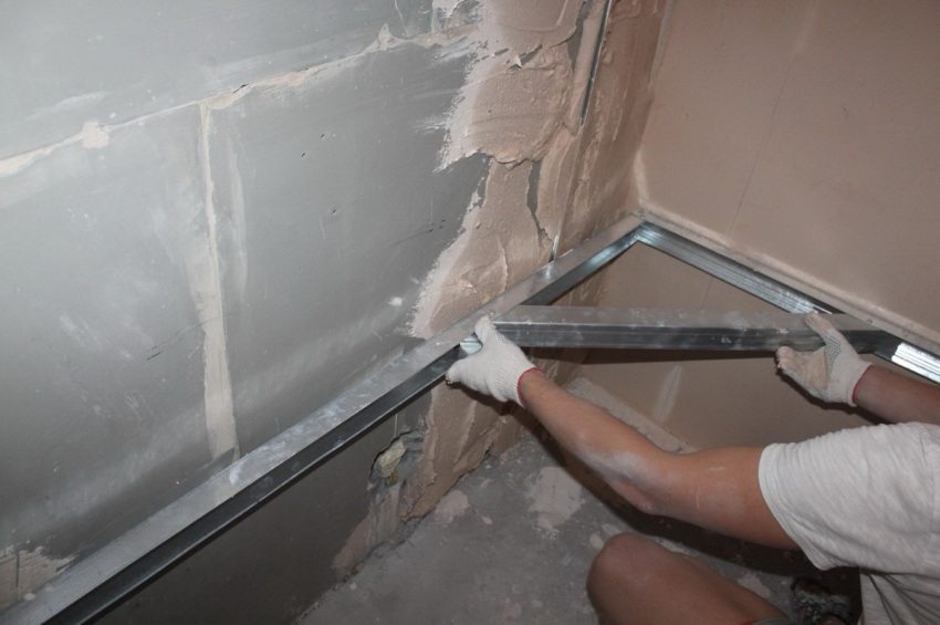 Jedným z náročných procesov pri omietaní stien vlastnými rukami je návrh vnútorných rohov. Na uľahčenie úlohy môžete použiť domácu rohovú úroveň z profilu budovy Jedným z náročných procesov pri omietaní stien vlastnými rukami je návrh vnútorných rohov. Na uľahčenie úlohy môžete použiť domácu rohovú úroveň z profilu budovy