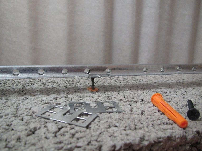 การใช้บีคอนอลูมิเนียมจะช่วยให้ได้พื้นผิวในแนวนอนอย่างเคร่งครัด การใช้บีคอนอลูมิเนียมจะช่วยให้ได้พื้นผิวในแนวนอนอย่างเคร่งครัด