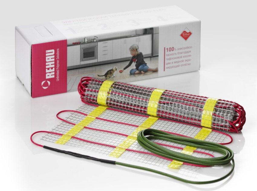 L’estora de calefacció per terra radiant elèctric és compacta i lleugera, però és capaç d’escalfar eficaçment espais habitables amplis L’estora de calefacció per terra radiant elèctric és compacta i lleugera, però és capaç d’escalfar eficaçment espais habitables amplis