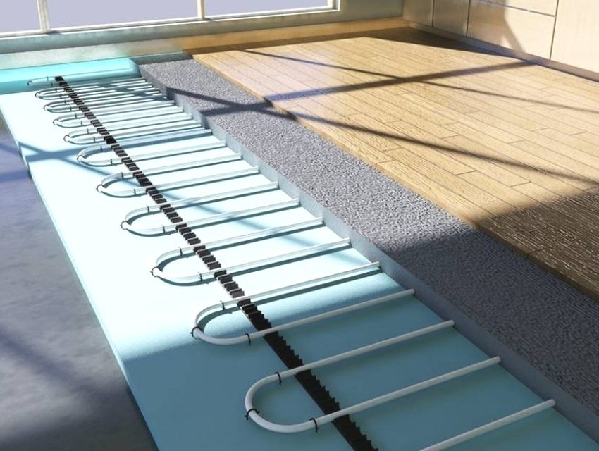 Les canonades d’un terra escalfat per aigua, abans d’estendre el revestiment superior, s’aboquen amb una regla de formigó Les canonades d’un terra escalfat per aigua, abans d’estendre el revestiment superior, s’aboquen amb una regla de formigó