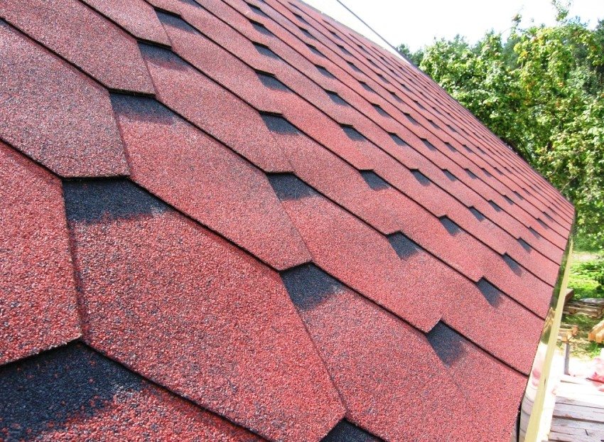 Krov je obložen komadnim bitumenskim pločicama Krov je obložen komadnim bitumenskim pločicama