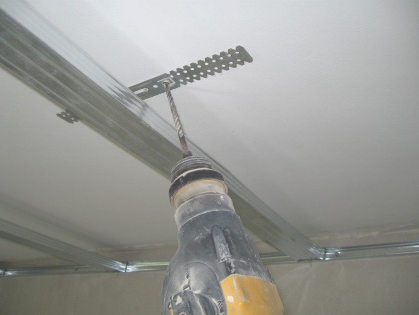 Fastening the ceiling profile with a direct suspension Fastening the ceiling profile with a direct suspension