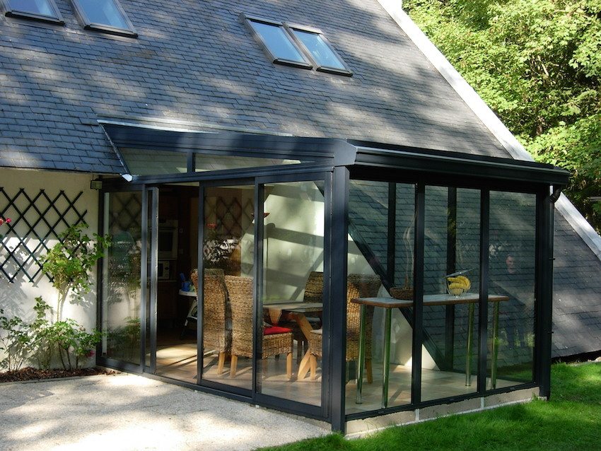 Liten veranda festet til huset Liten veranda festet til huset