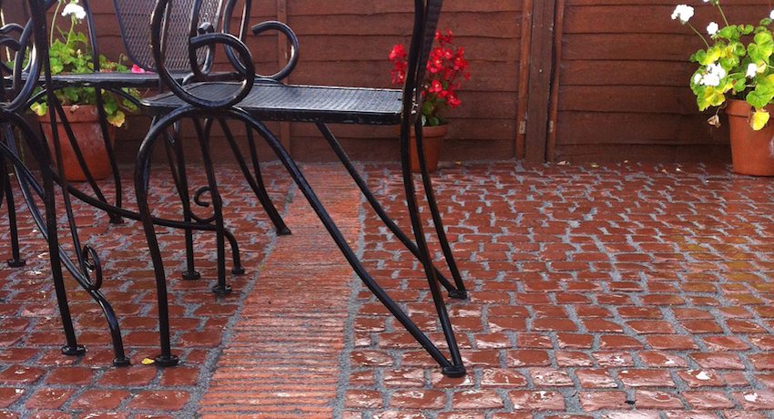 Lyse fliser dekorerer gårdsplassen til et privat hus Lyse fliser dekorerer gårdsplassen til et privat hus