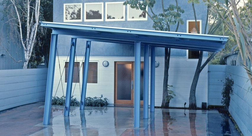 Et baldakin over verandaen med et skråt tag lavet af bølgepap Et baldakin over verandaen med et skråt tag lavet af bølgepap