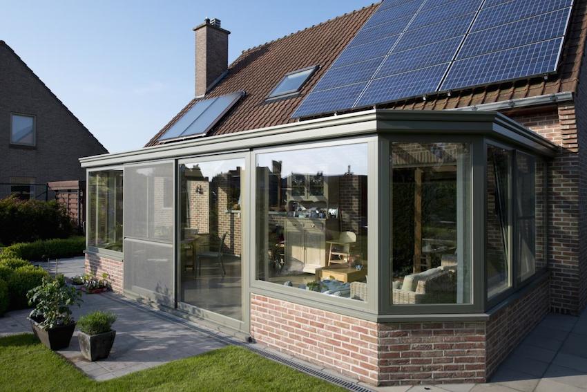 Vedlagt veranda med mursteinfundament og store vinduer Vedlagt veranda med mursteinfundament og store vinduer