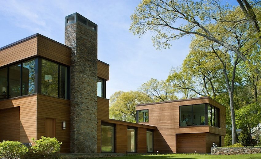 Cheminée en pierre sur une façade de revêtement Cheminée en pierre sur une façade de revêtement