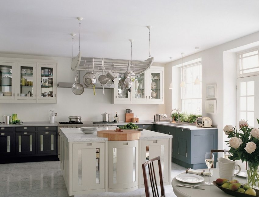 På grunn av fuktighetsbestandighet kan selvnivellerende gulv installeres på bad og kjøkken På grunn av fuktighetsbestandighet kan selvnivellerende gulv installeres på bad og kjøkken