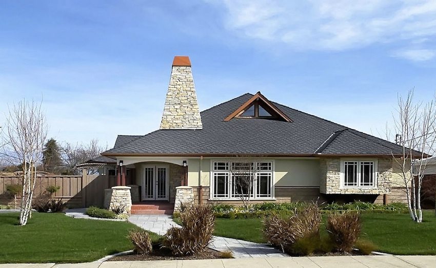 Tuyau de cheminée conduit au-dessus du faîte du toit Tuyau de cheminée conduit au-dessus du faîte du toit