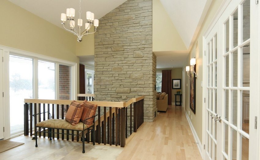 Cheminée interne à côté de l'escalier Cheminée interne à côté de l'escalier